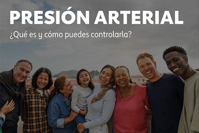 Un grupo diverso de personas posando en un entorno al aire libre.