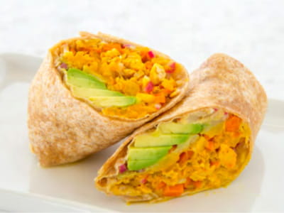 Un rollito de atún con aguacate cortado por la mitad y colocado en un plato.