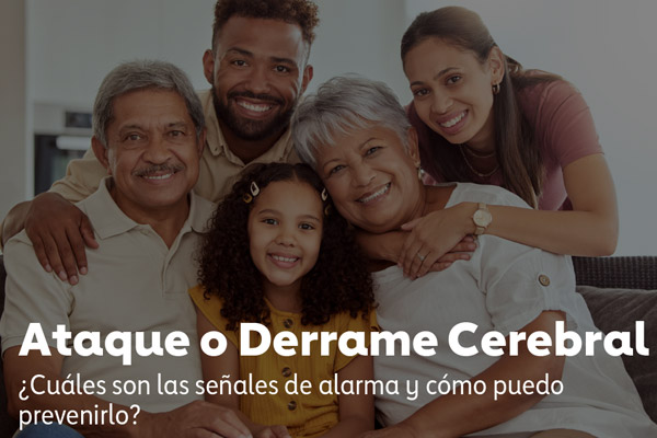 Una familia de varias generaciones juntos en un sofá con el titular "Ataque o Derrame Cerebral - ¿Cuáles son las señales de alarma y cómo puedo prevenirlo?" superpuesto.